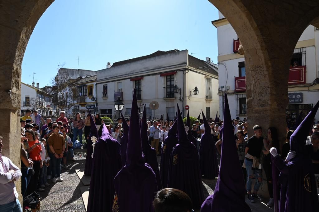 La hermandad del Calvario traslada su cruz desde San Lorenzo