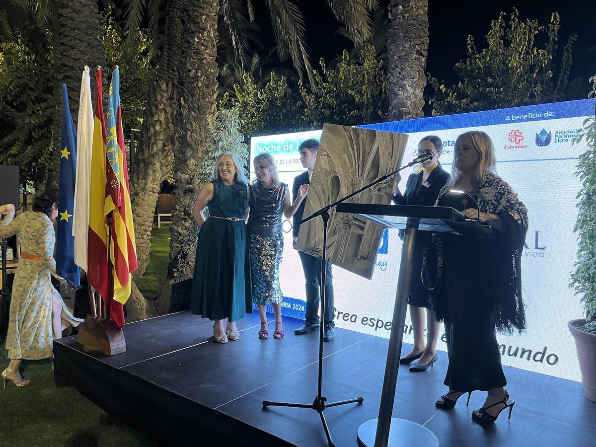 Un momento del animado sorteo benéfico del Rotary
