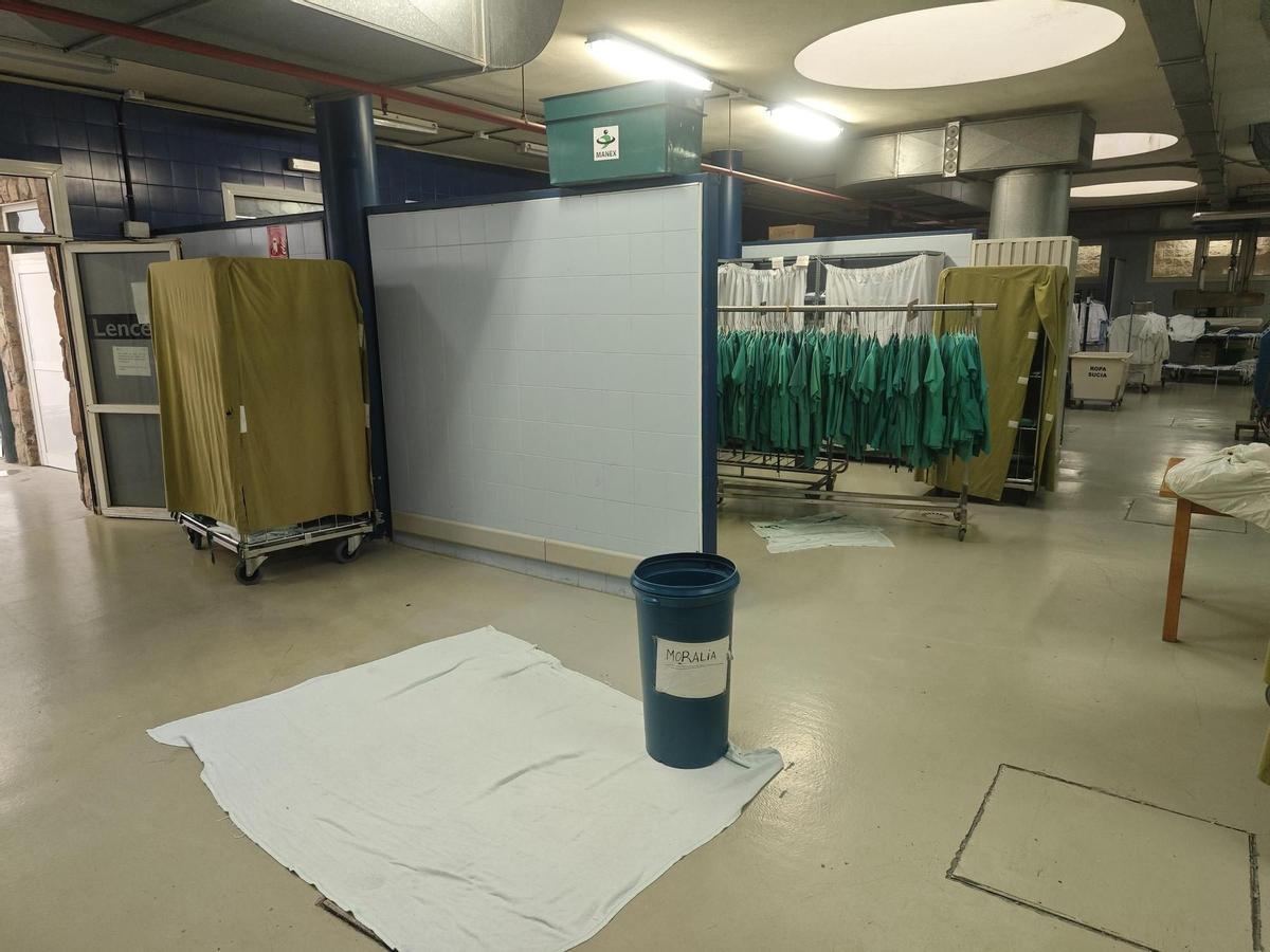 Sábanas y cubos frente a las goteras, en la lavandería del hospital de Plasencia, a primeros de julio.