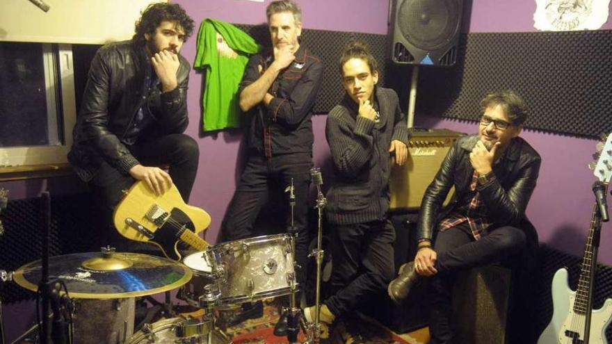 Los integrantes de Coyote Uprising, excepto el batería, con Carlos Gárate de segundo por la izquierda.
