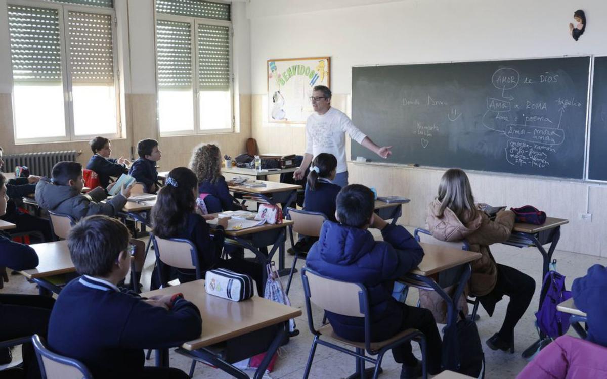 Anxo Iglesias, en el taller de poesía queimpartió en 6º de Primaria. | // ALBA VILLAR