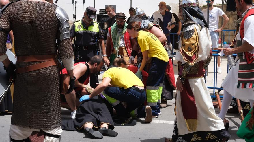 Una festera sufre un golpe de calor durante la Embajada de los Moros y Cristianos de San Blas de Alicante