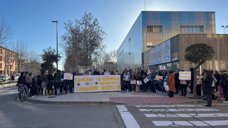 La comunidad del CEIP Cervantes ha llevado a cabo varias protestas.  | SERVICIO ESPECIAL