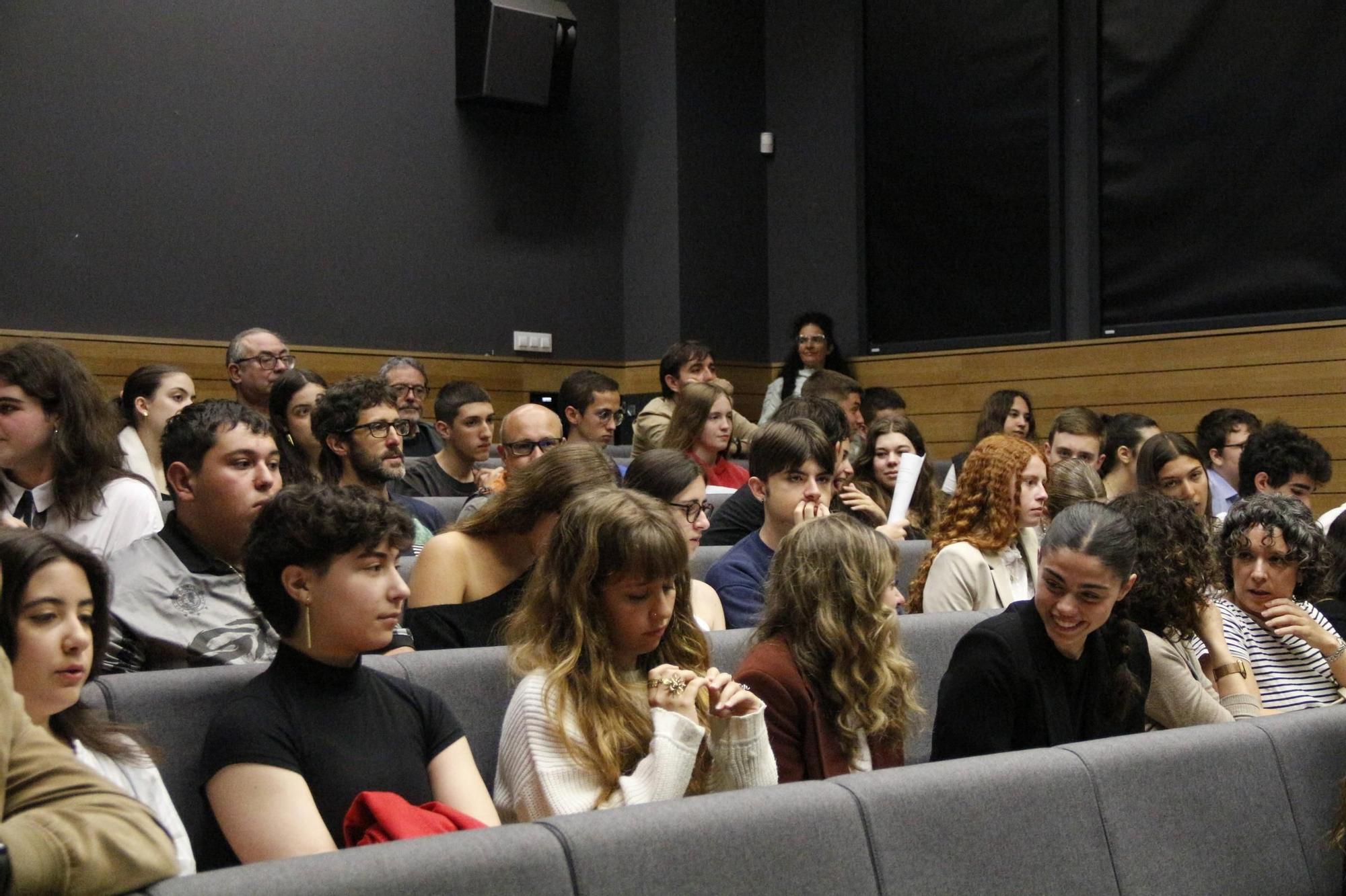 La semifinal de la Liga de Debate Escolar Municipal de Gijón, en imágenes