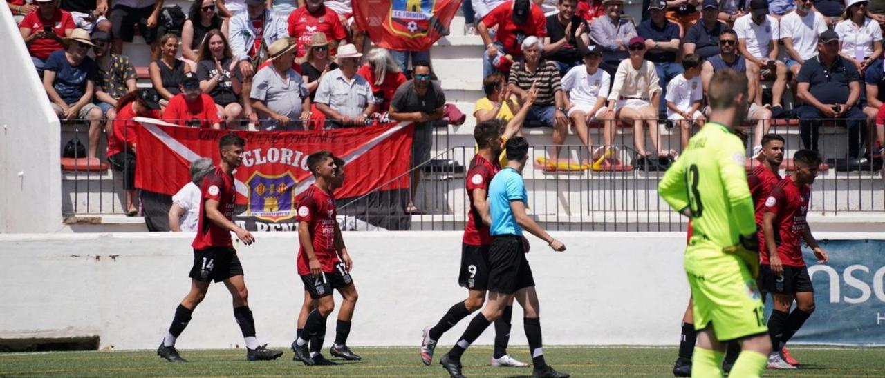 Alberto Górriz celebra con sus compañeros uno de los goles, ayer frente a la Peña. | SD FORMENTERA