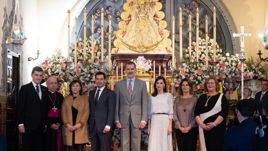 Felipe y Letizia, aclamados en Almonte ante la Virgen del Rocío