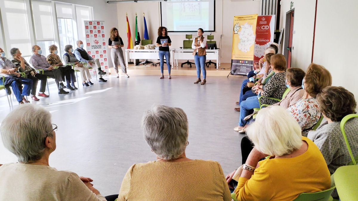 Asistentes y técnicas durante la jornada de formación y convivencia