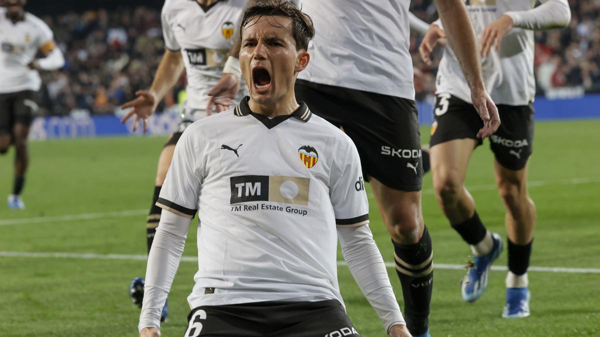 Hugo Guillamón, celebrando un gol con el Valencia