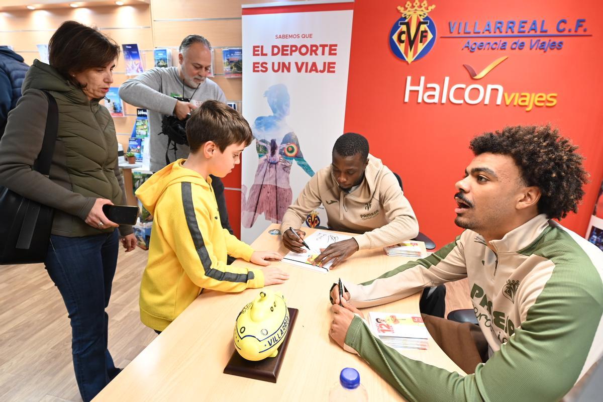 Galería | Baño de masas de Nicolas Pepe y Renato Veiga en Vila-real