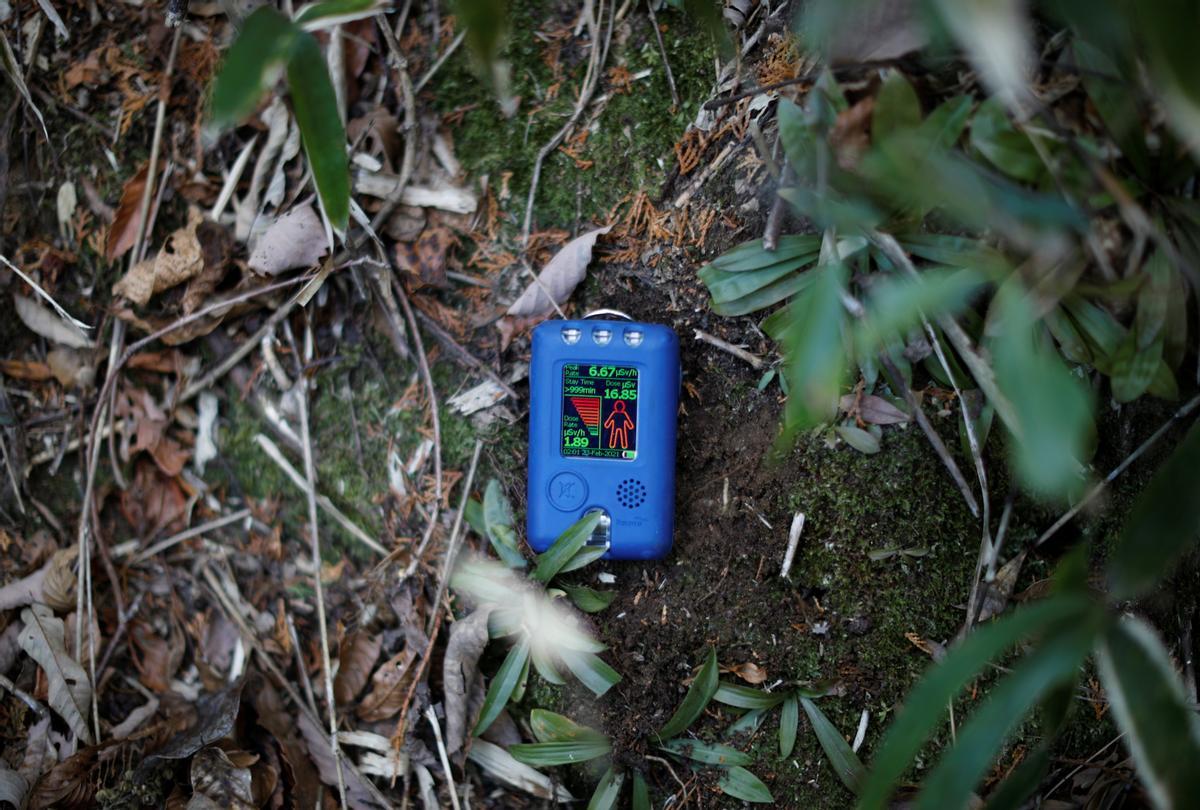 Un dosímetro de radiación, traído por un periodista de Reuters, muestra una lectura de 1,89 microsievert por hora en el cementerio familiar de Hisae Unuma, cerca de su casa en la que vivía antes de ser evacuada.