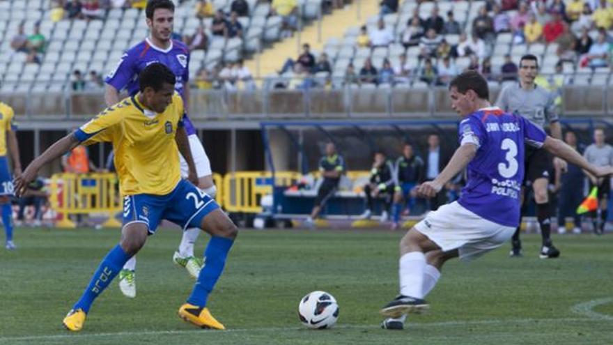 El central Murillo controla el esférico con la presión de Barral (3) y el centrocampista Jony Ñíguez en el Gran Canaria. | q. curbelo