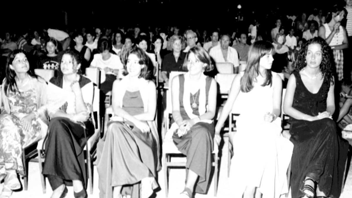 Corte de Honor de la Reina de las Fiestas del Vedat de 1996.