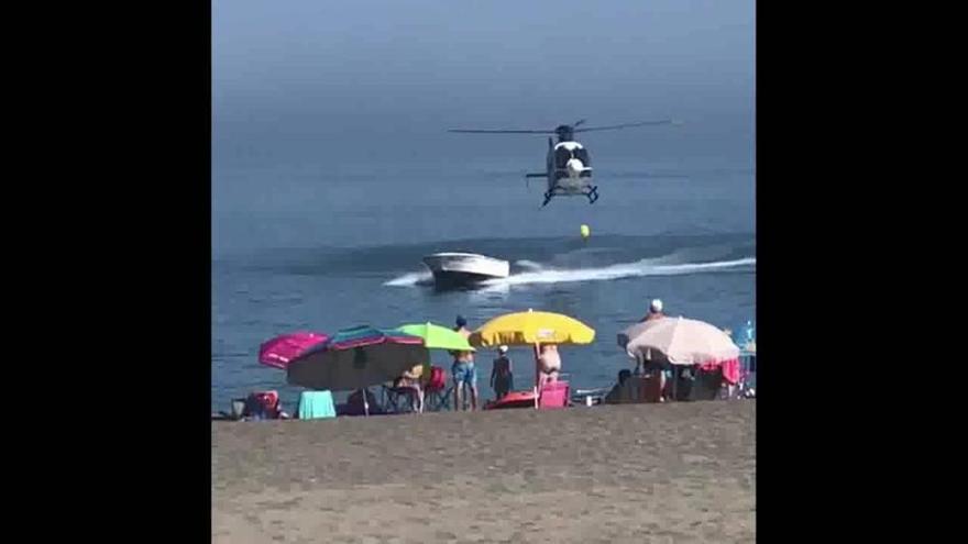 Espectacular persecución de una lancha en una playa de Málaga