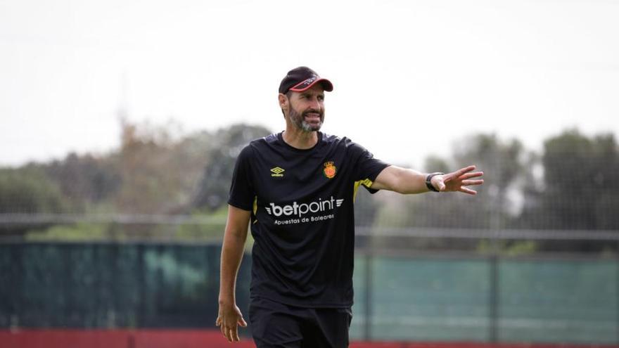 Moreno da instrucciones a sus jugadores durante un entrenamiento