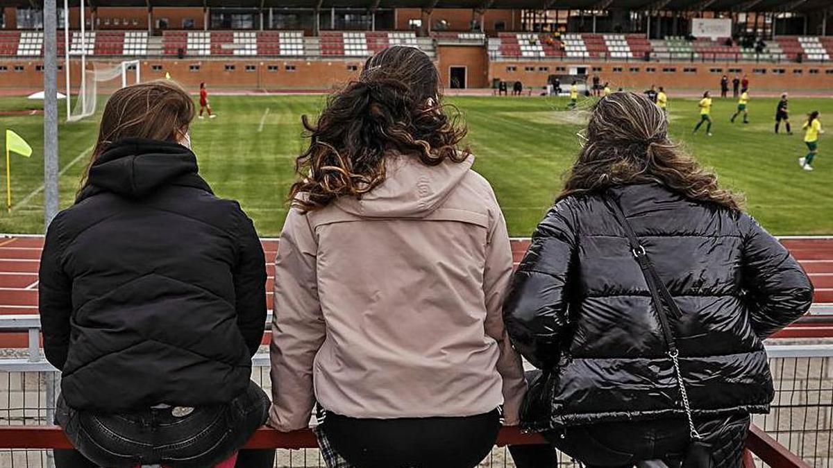 La afición del Caja Rural sigue su partido fuera de la Ciudad Deportiva.