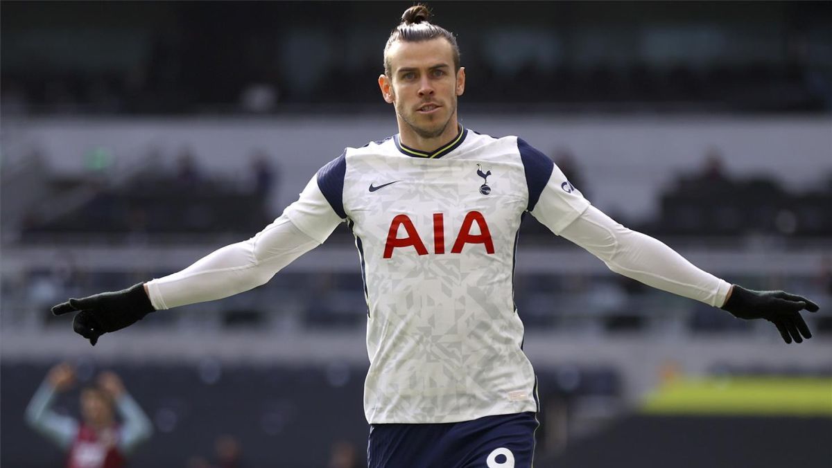 Bale celebra uno de sus dos goles al Burnley.