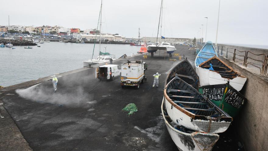 Labores de desinfección en el muelle de Arguineguín.