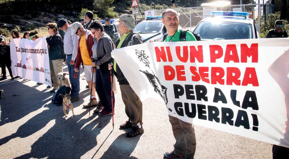 Marcha antimilitarista en la Sierra de Aitana