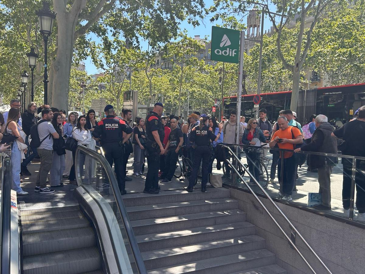 Agentes de Mossos impiden el acceso a estaciones de transporte público desalojadas