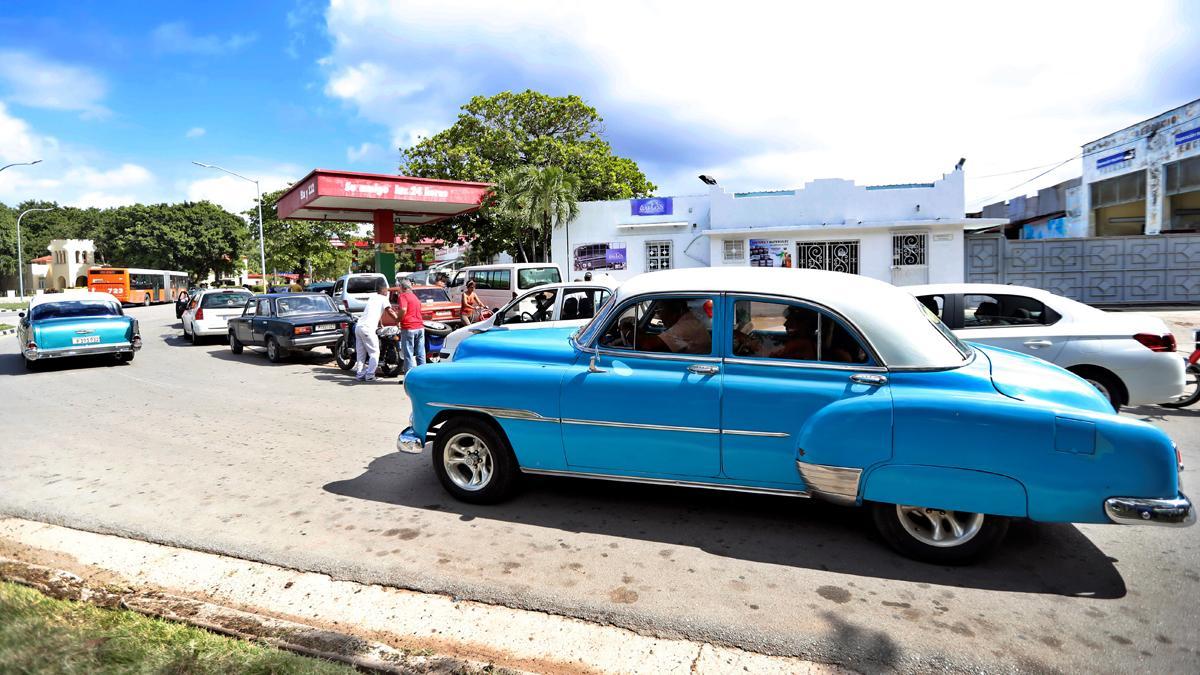 Conductores esperan para repostar combustible en una gasolinera de La Habana, en una imagen de archivo