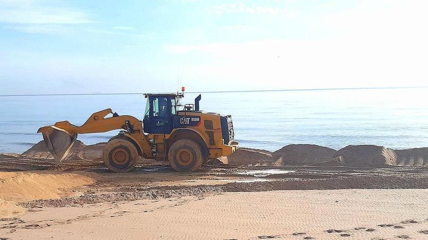 Las playas de El Perelló reciben toneladas de arena para afrontar los daños del temporal