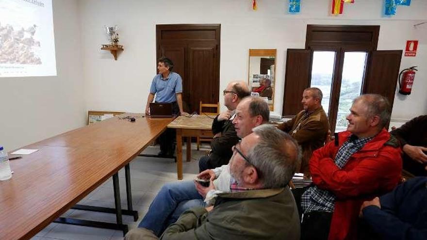 Conferencia sobre ornitología en Laviana