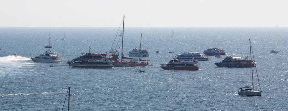 Miles de personas se dan cita en el Village del Puerto de Alicante para disfrutar del estreno de la competición