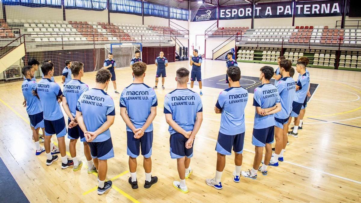 La plantilla del Levante UD FS, en el primer entrenamiento de pretemporada en Paterna