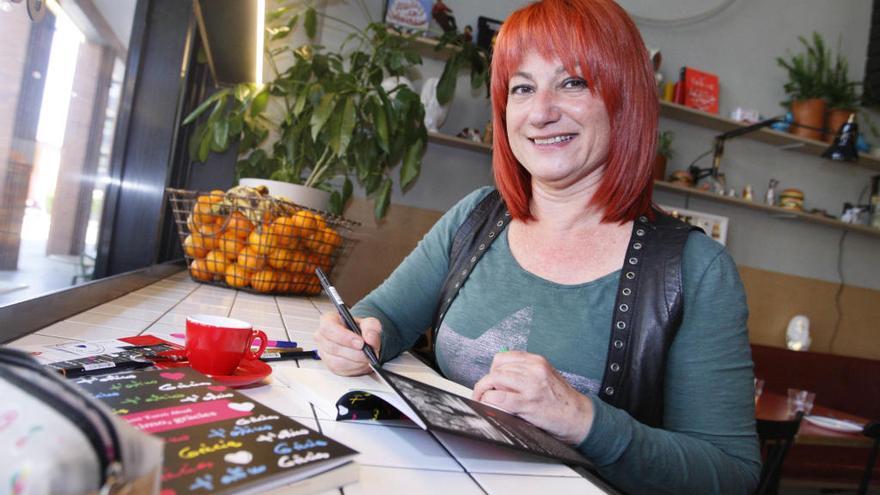 Kimi Turró signant un llibre, ahir, a Banyoles