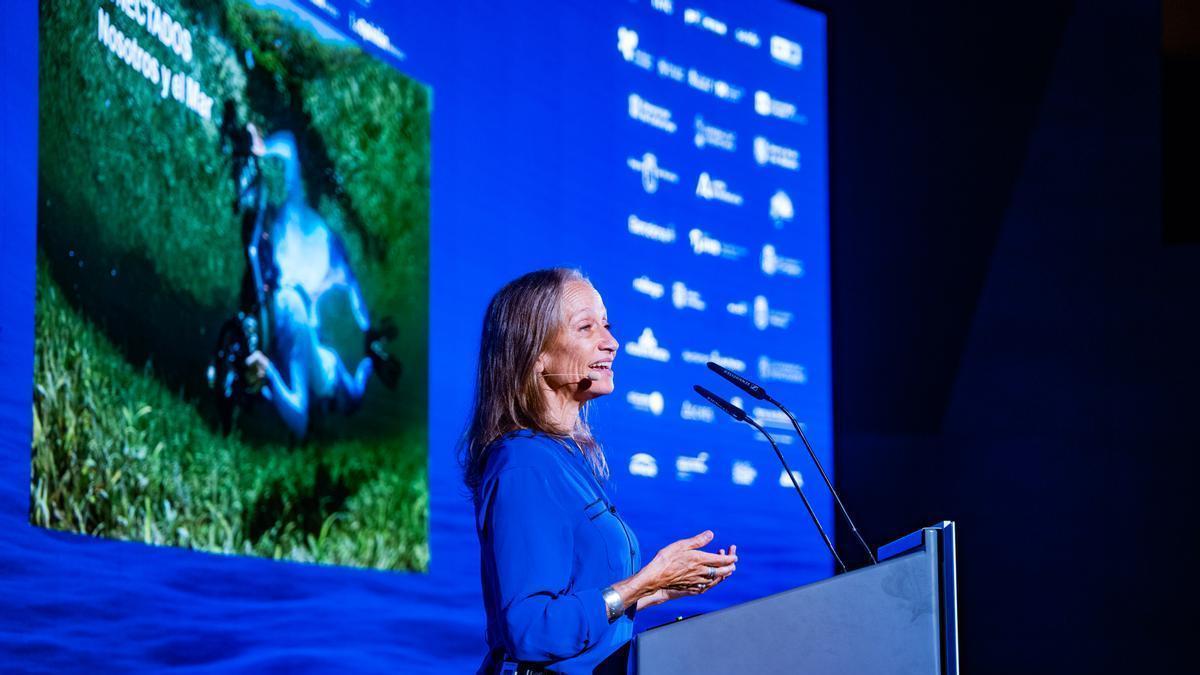 Ponencia y conversación con Celine Cousteau (en la foto), documentalista y exploradora, moderada por Marisa Goñi, directora del diario de Mallorca, en el III Foro Económico y Social del Mediterráneo. Barcelona. 18/06/2026. Economía. AUTOR: Marc Asensio