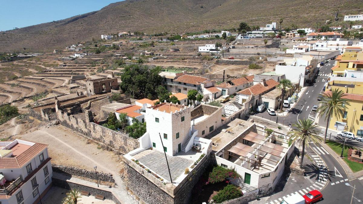 Panorámica aérea de la Casa Fuerte de Adeje, una de las joyas del patrimonio histórico de Tenerife.
