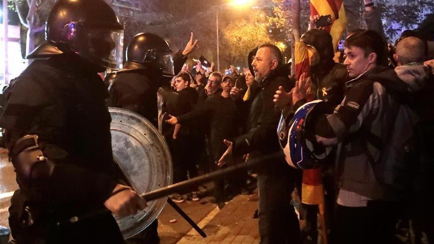 Al menos 21 heridos en los disturbios junto al Camp Nou durante el clásico