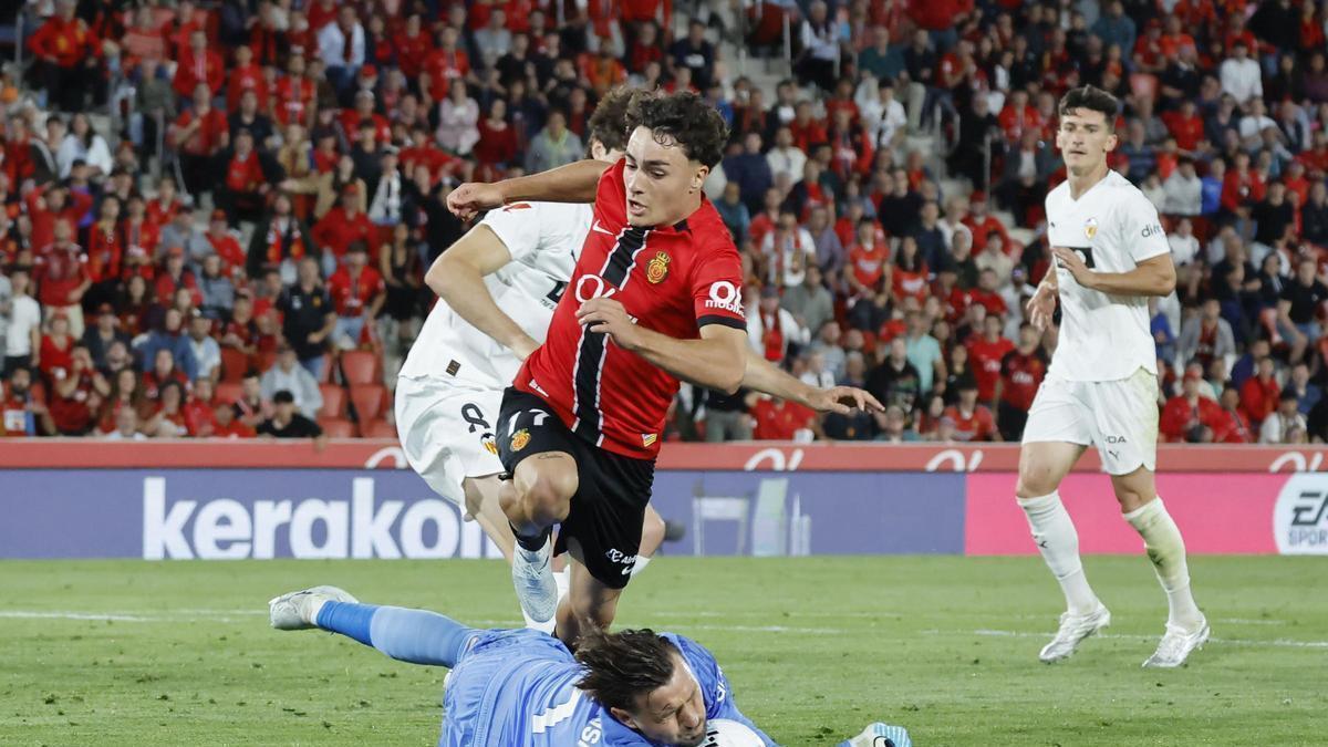 Dimitrievski detiene una de las ocasiones de Jan Virgili contra el Valencia.