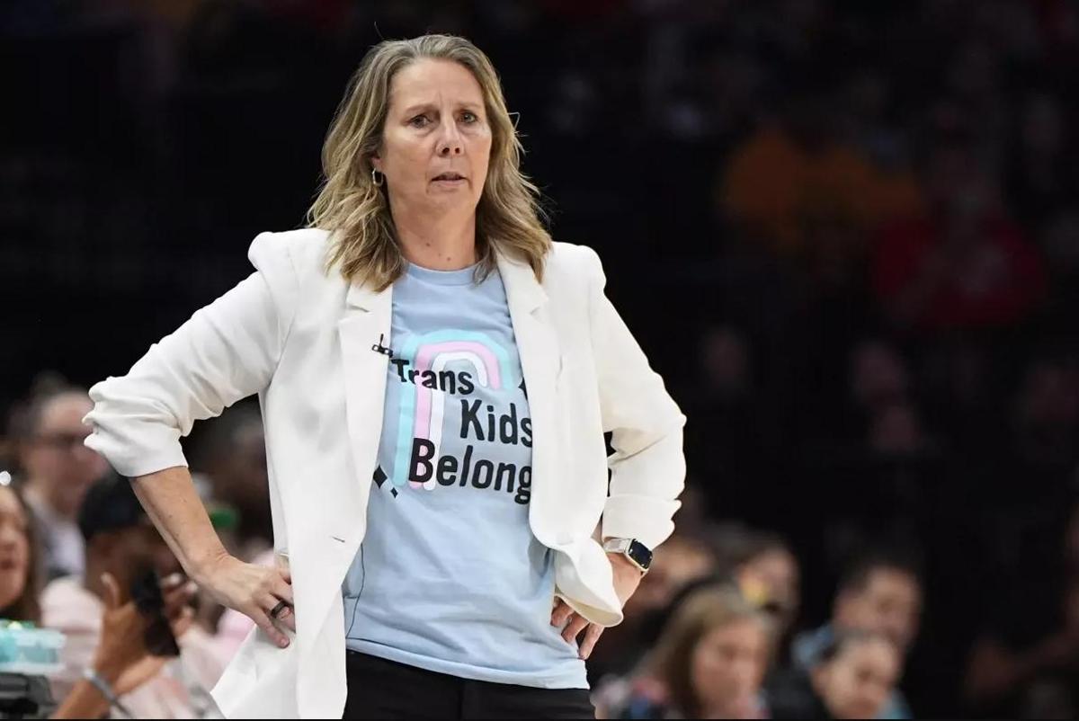 La entrenadora de las Minnesota Lynx, Cheryl Reeve, con una camiseta en apoyo a los niños trans.
