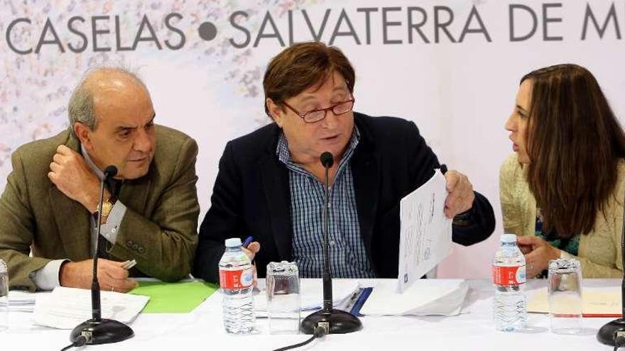 El secretario de Vigo, a la izquierda, junto a Arturo Grandal y Ana Laura Iglesias en la Mesa de Edad. // M. G. Brea