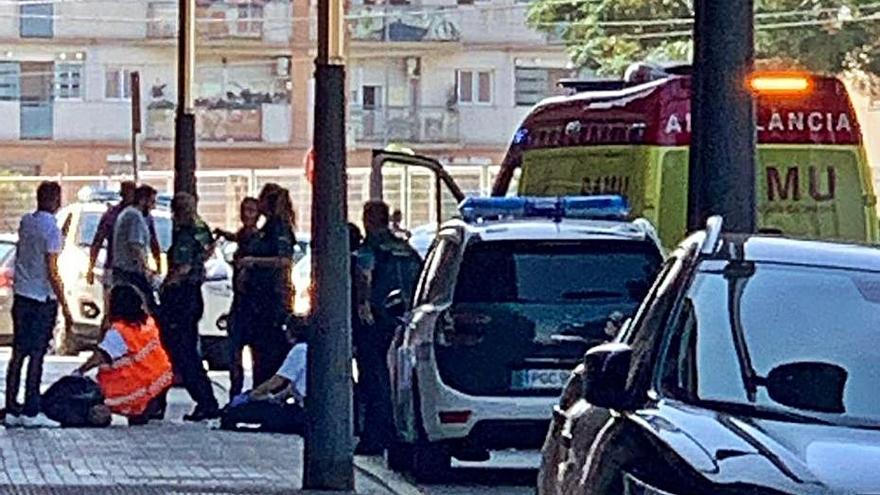 Un SAMU atiende a uno de los presuntos traficantes heridos. | LEVANTE-EMV