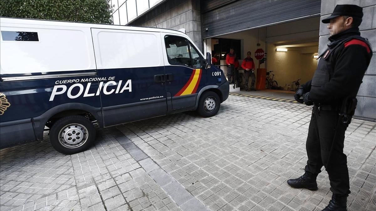 El furgón que traslada a los cinco sevillanos acusados de una supuesta violación de una joven de 18 años.