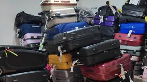 Decenas de maletas apiñadas en el aeropuerto de Valencia, esta semana.