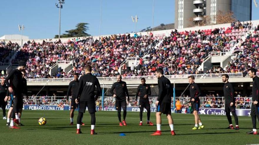 Els jugadors del Barça fan un rondo amb el Miniestadi ple de gent de fons.