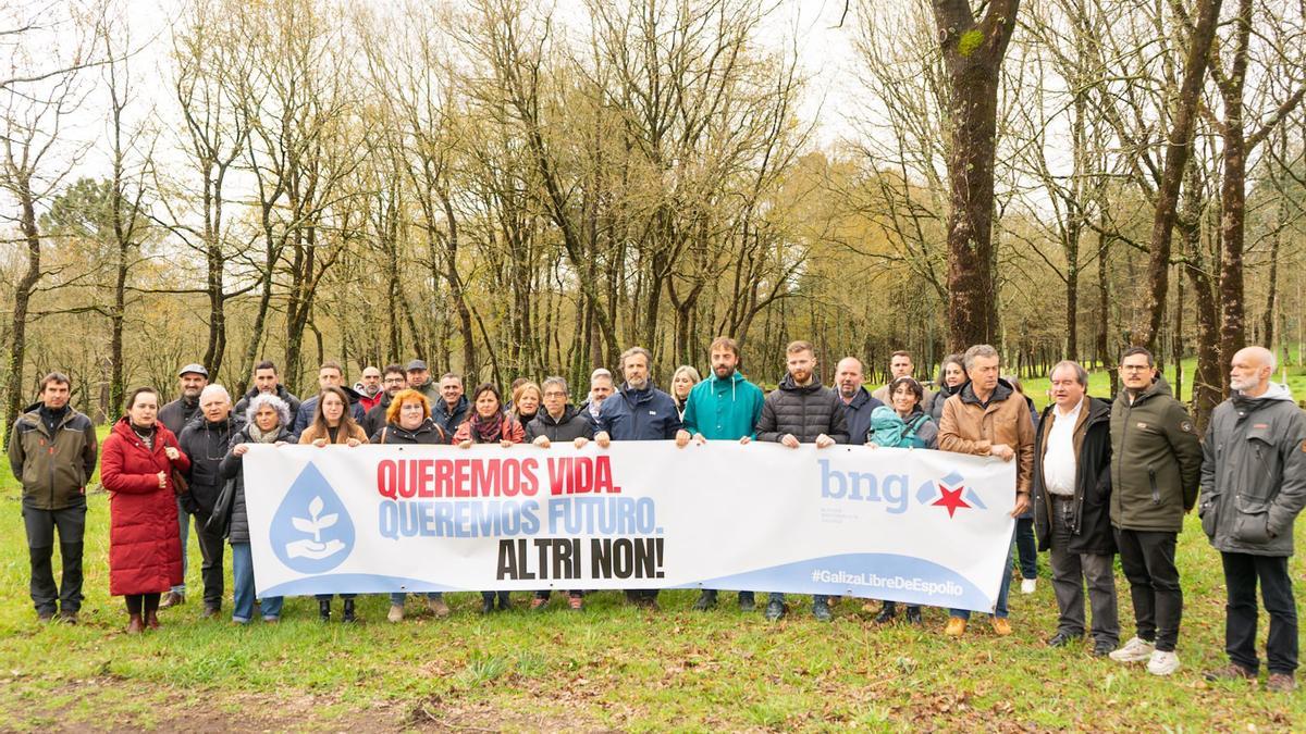 Ana Miranda y representantes del BNG de las comarcas afectadas por el proyecto de Altri, este viernes en Santiso.