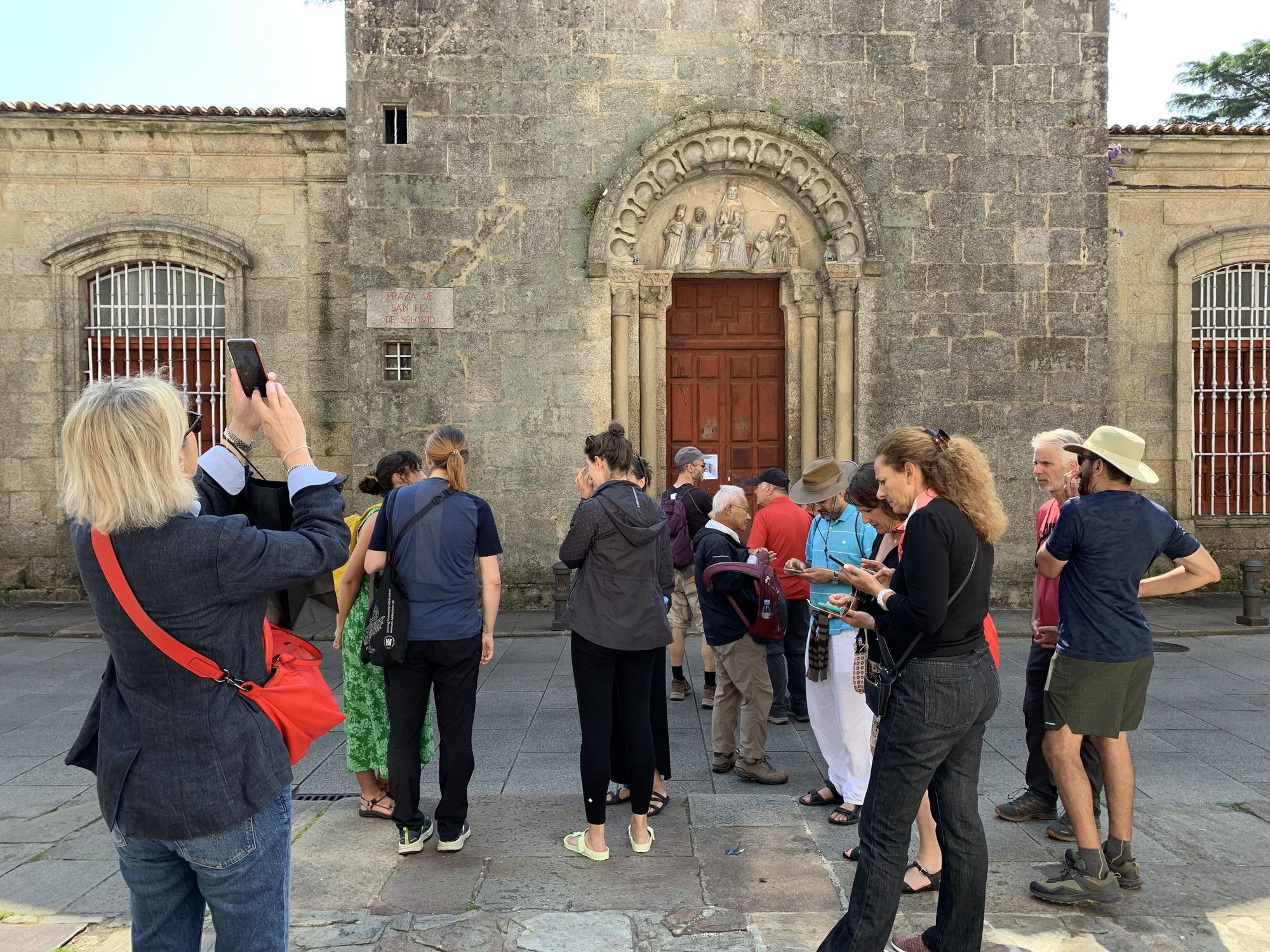 Turistas delante de la Igresia de San Félix de Solovio