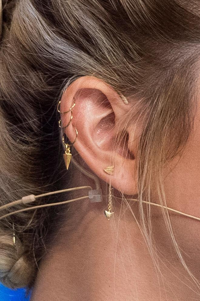 Detalle de los pendientes de Blanca Suárez con recogido con trenzas