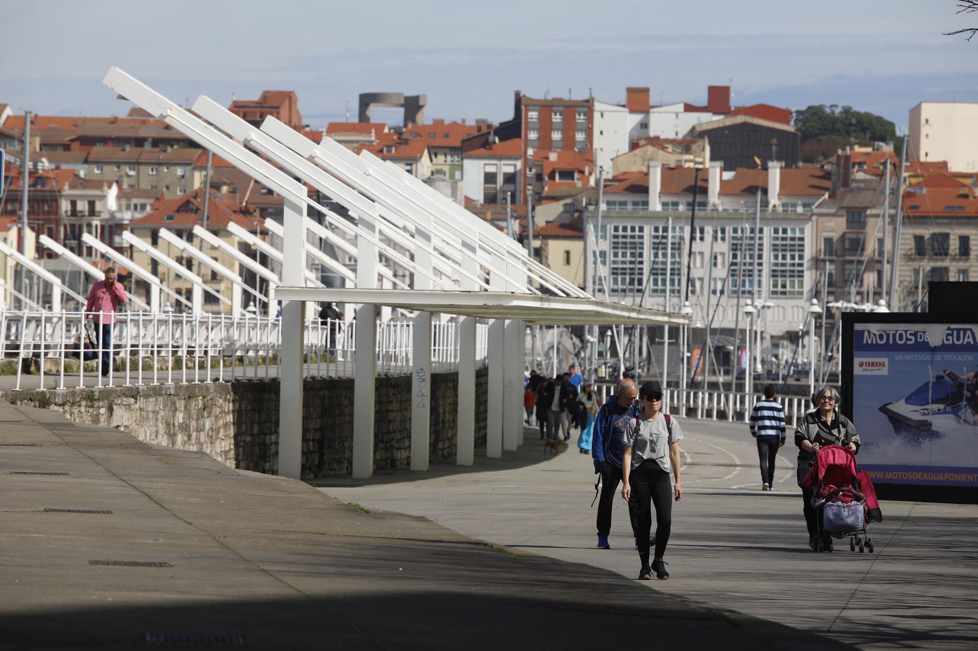 Asturias disfruta del sol en la playa y las terrazas