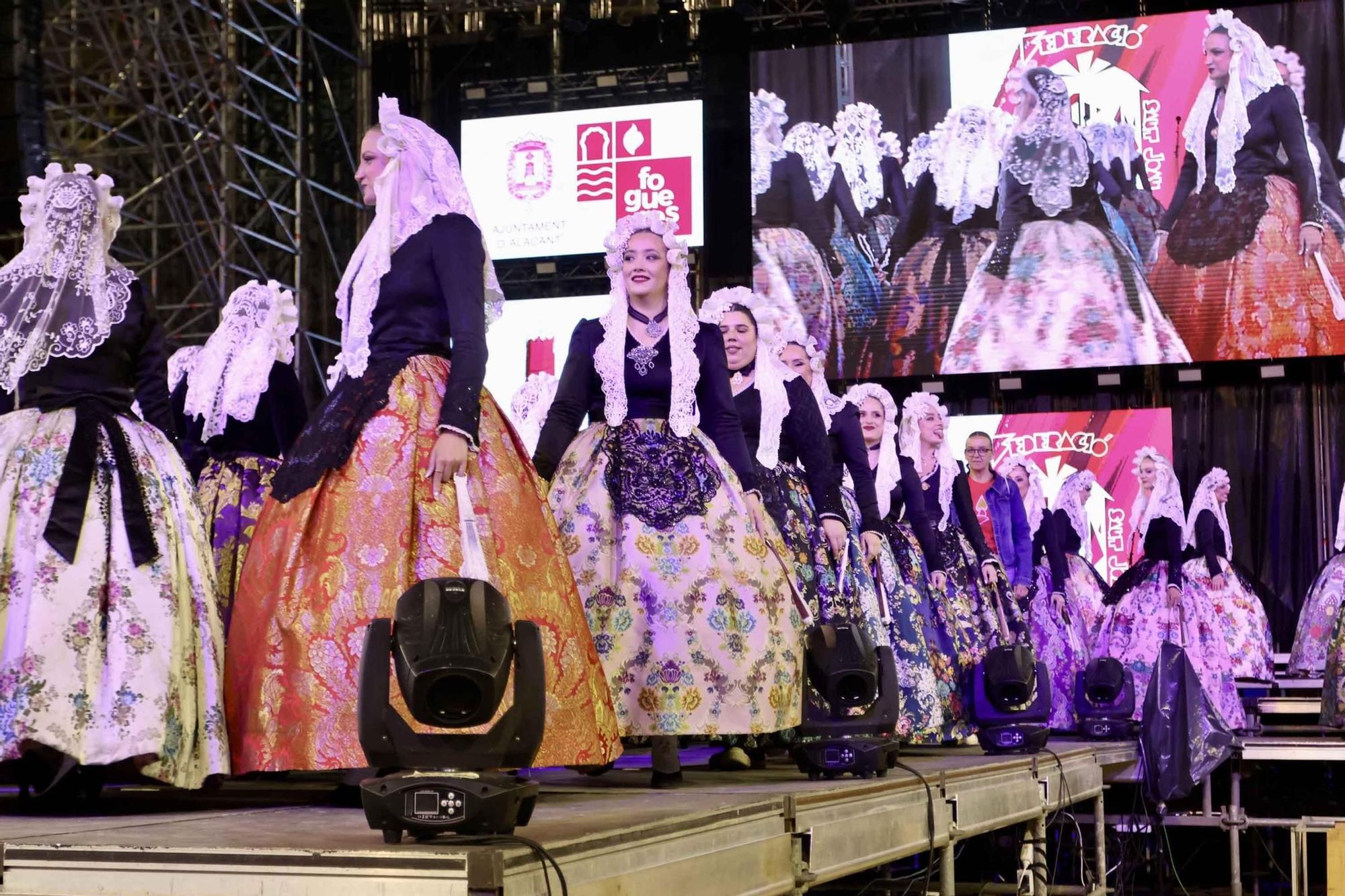 Las candidatas a Bellea del Foc 2025 ensayan con el traje de novia alicantina en la plaza de toros de Alicante