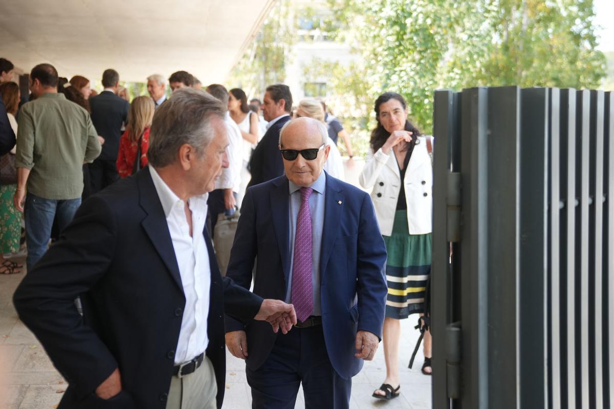 El expresidente de la Generalitat de Catalunya, José Montilla (c), durante el funeral del expresidente de La Caixa Josep Vilarasau, en el Tanatori de Sant Gervasi, a 30 de julio de 2026, en Barcelona, Catalunya (España).