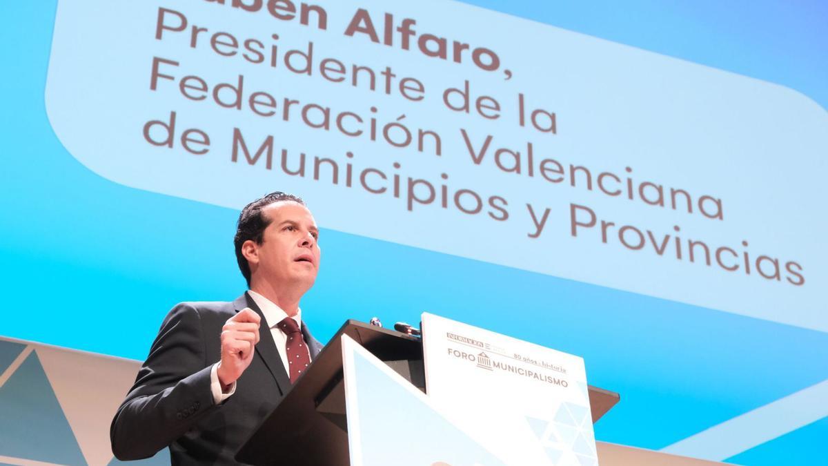 Rubén Alfaro, presidente de la Federación Valenciana de Municipios y Provincias, fue uno de los encargados de dar la bienvenida en el foro. | ÁXEL ÁLVAREZ