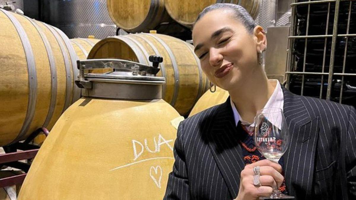 Dua Lipa amb una copa de vi durant la seva darrera visita a Catalunya