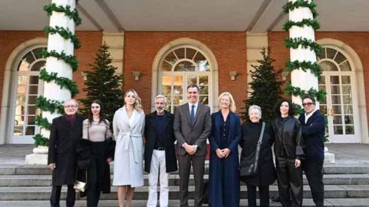 Pedro Sánchez y los protagonistas de 'Cuéntame cómo pasó'