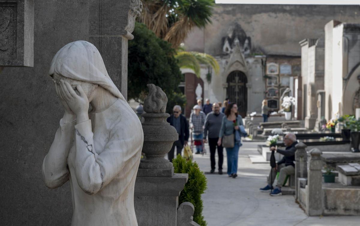 Los cementerios se llenan el 1 de noviembre, día de Todos los Santos 2025, en Barcelona