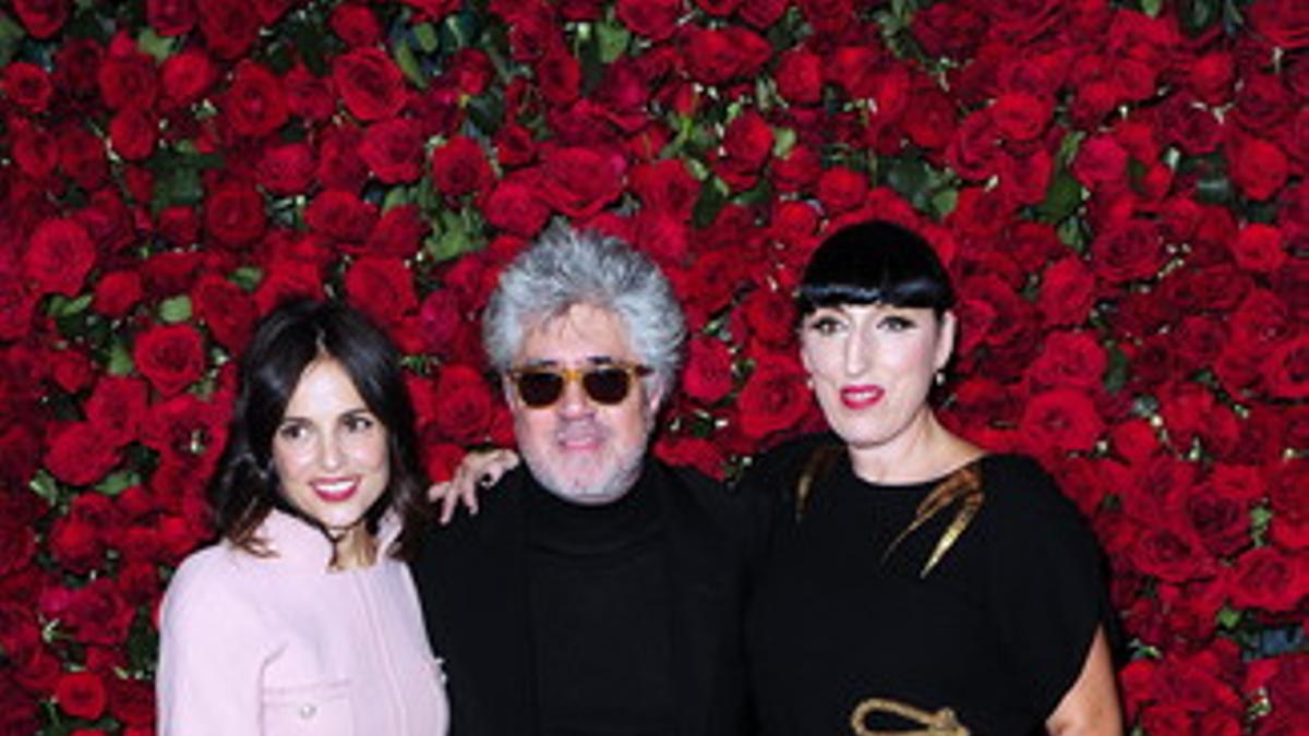 El cineasta manchego, con las actrices Elena Anaya (izquierda) y Rossy de Palma.